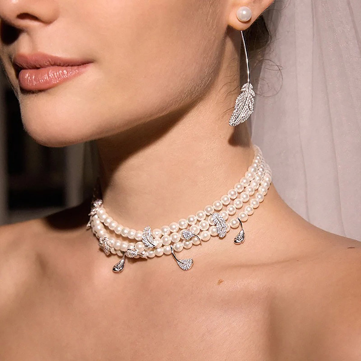 Giswind White Pearl Feather Choker Necklace
